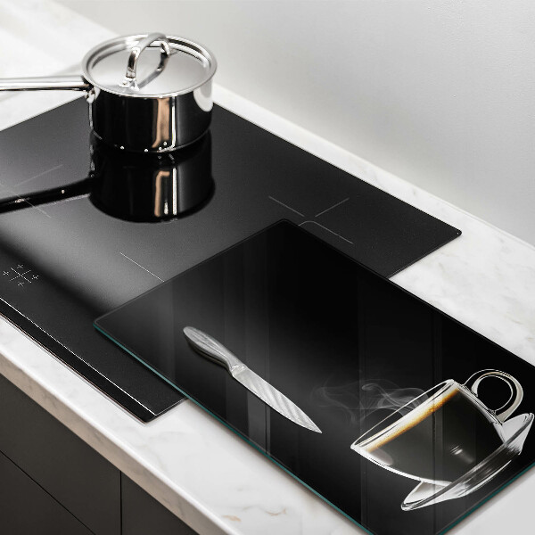 Üveg vágódeszka Egy pohár forró kávé