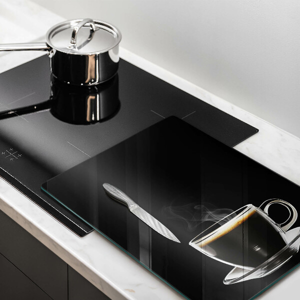 Üveg vágódeszka Egy pohár forró kávé