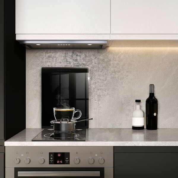 Üveg vágódeszka Egy pohár forró kávé