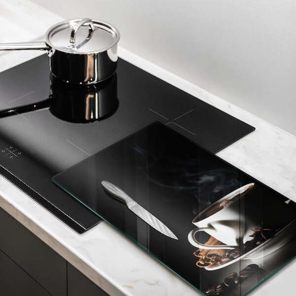 Üveg vágódeszka Egy csésze forró kávé