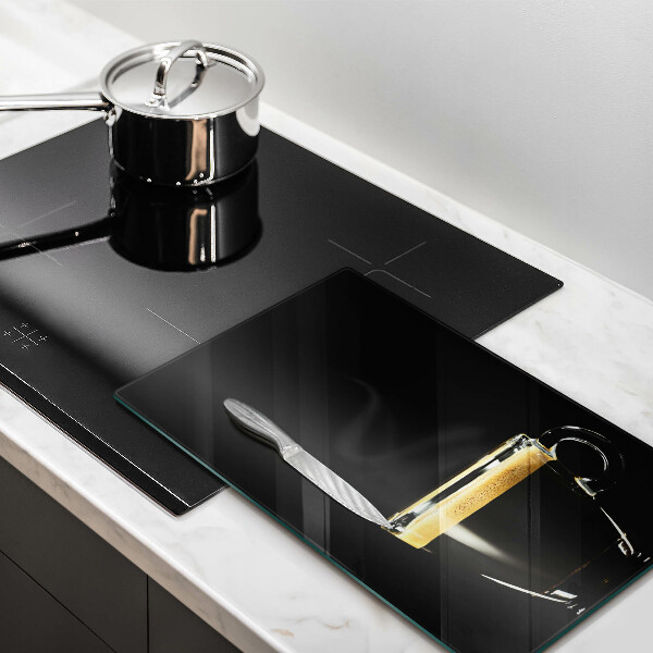 Üveg vágódeszka Egy pohár fekete kávé