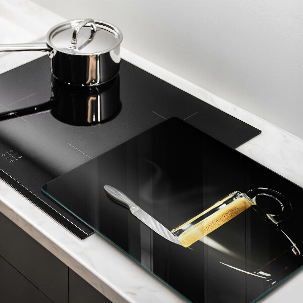 Üveg vágódeszka Egy pohár fekete kávé