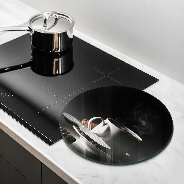 Üveg vágódeszka Egy csésze forró kávé