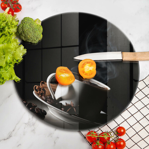 Üveg vágódeszka Egy csésze forró kávé