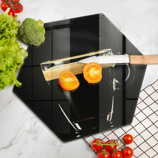 Üveg vágódeszka Egy pohár fekete kávé