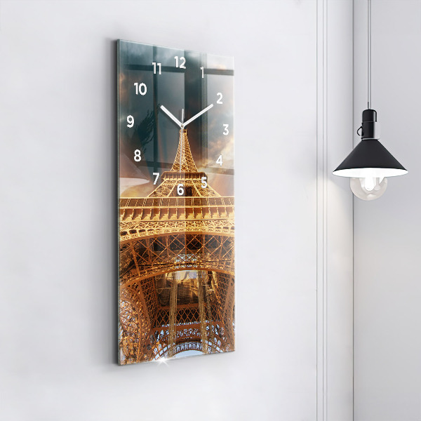 Téglalap alakú üvegóra Az Eiffel-torony a felhőkkel szemben