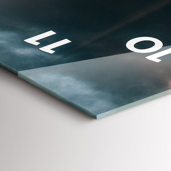 Téglalap alakú üvegóra Az Eiffel-torony a felhőkkel szemben