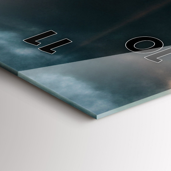 Téglalap alakú üvegóra Az Eiffel-torony a felhőkkel szemben