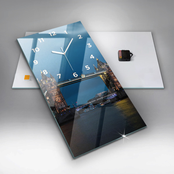 Téglalap alakú üvegóra Tower Bridge London éjjel