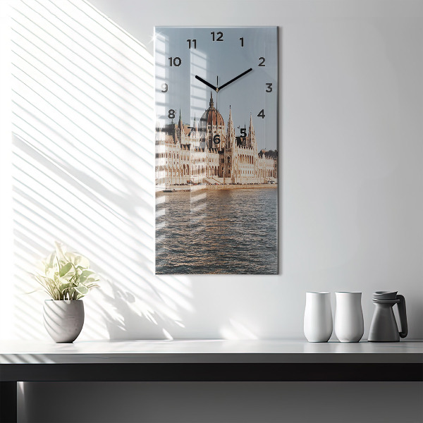 Téglalap alakú üvegóra Országgyűlés Budapesten