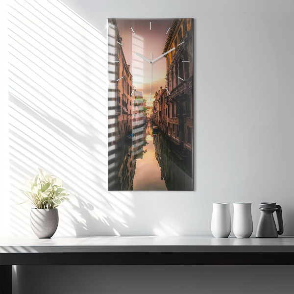 Téglalap alakú üvegóra Kilátás a csatornára a városban