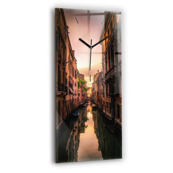 Téglalap alakú üvegóra Kilátás a csatornára a városban