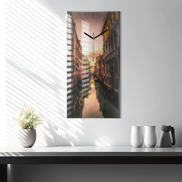 Téglalap alakú üvegóra Kilátás a csatornára a városban