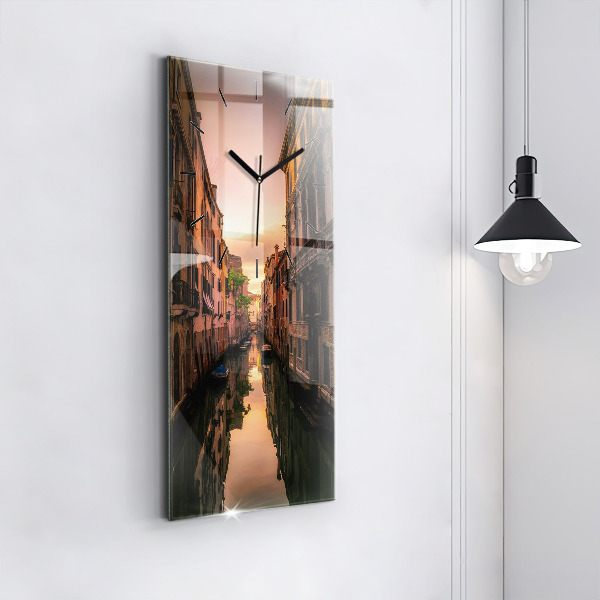 Téglalap alakú üvegóra Kilátás a csatornára a városban