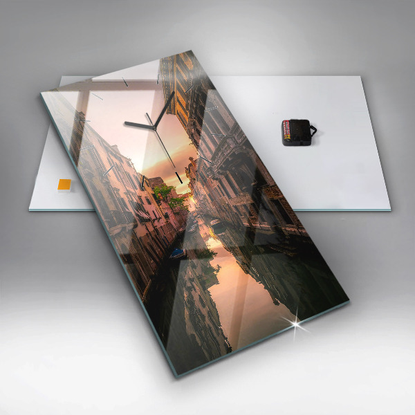 Téglalap alakú üvegóra Kilátás a csatornára a városban