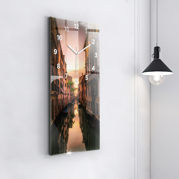 Téglalap alakú üvegóra Kilátás a csatornára a városban