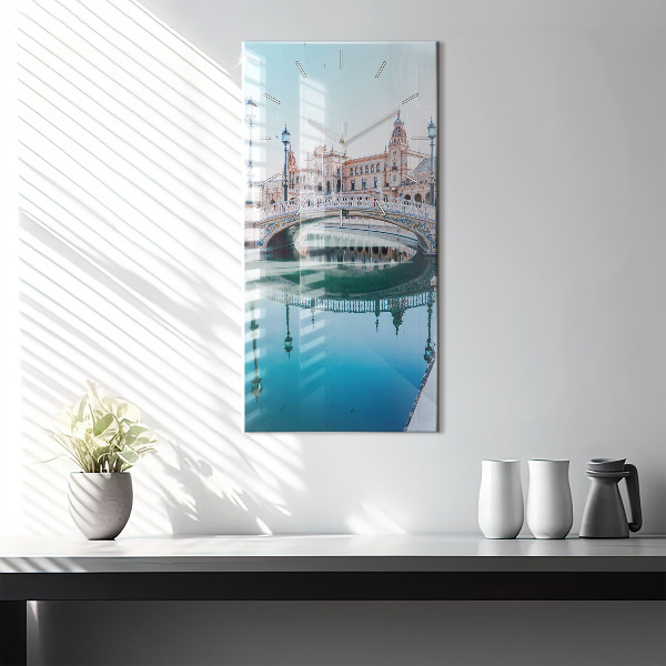 Téglalap alakú üvegóra Plaza de Espana Sevillában