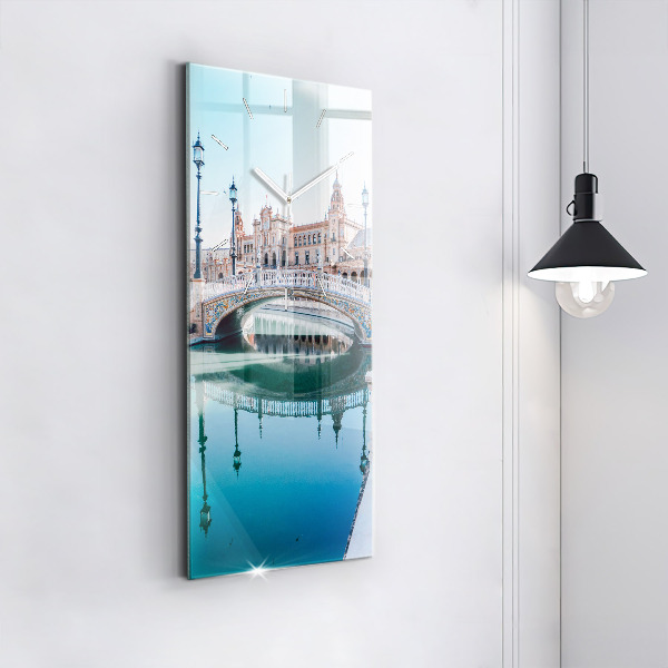 Téglalap alakú üvegóra Plaza de Espana Sevillában