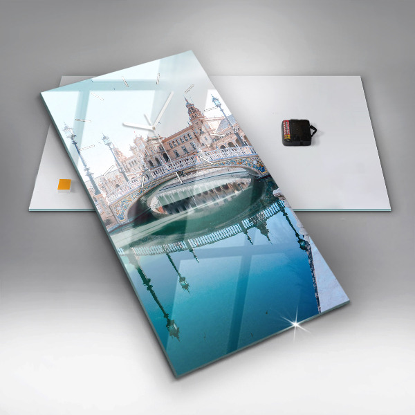 Téglalap alakú üvegóra Plaza de Espana Sevillában