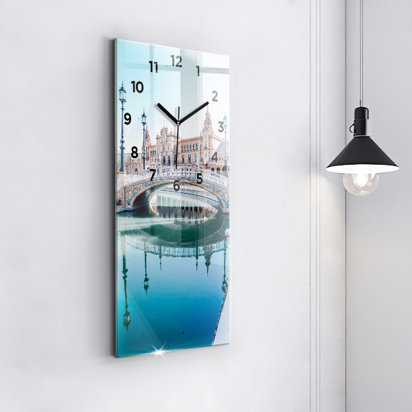 Téglalap alakú üvegóra Plaza de Espana Sevillában