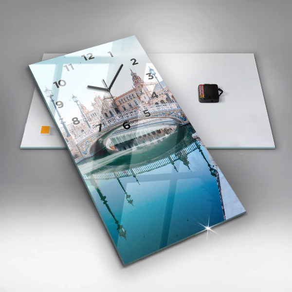 Téglalap alakú üvegóra Plaza de Espana Sevillában