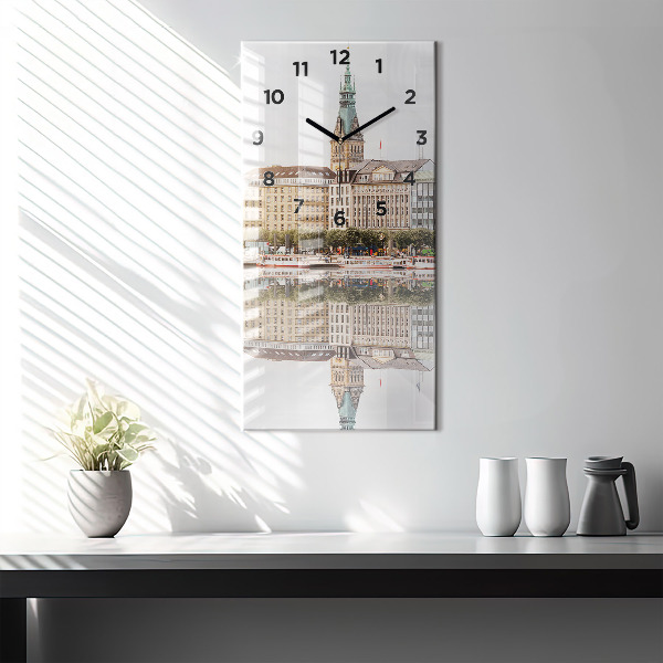 Téglalap alakú üvegóra Hamburg folyó Németországban