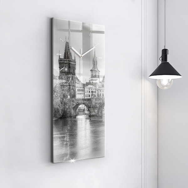 Téglalap alakú üvegóra Károly híd Prágában