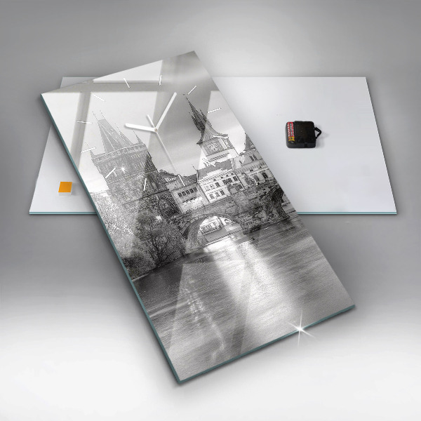 Téglalap alakú üvegóra Károly híd Prágában