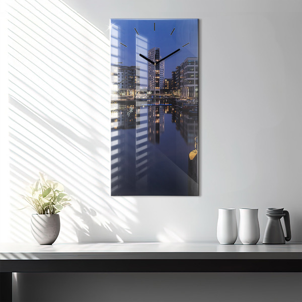 Téglalap alakú üvegóra A város éjszaka kivilágosodott