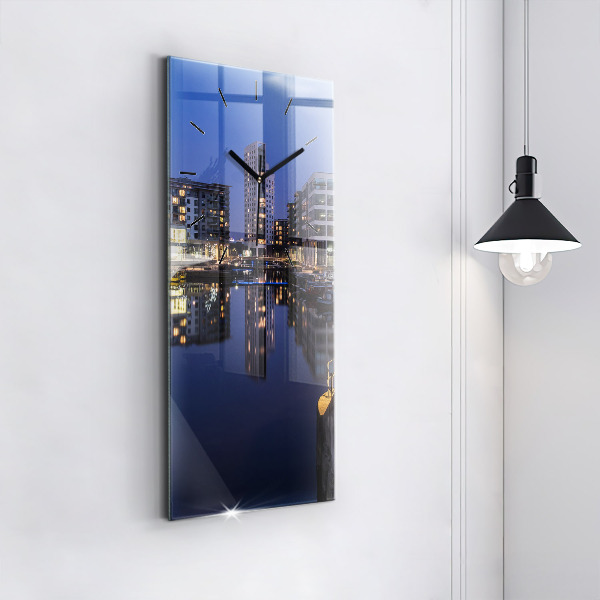 Téglalap alakú üvegóra A város éjszaka kivilágosodott