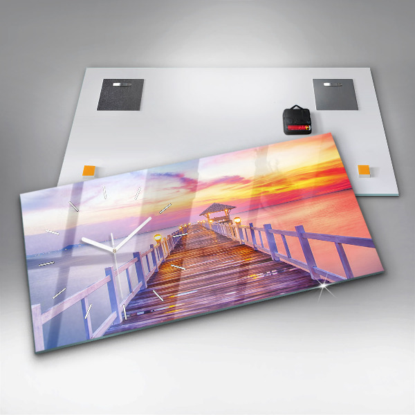 Vízszintes üvegóra Este a híd a kikötőben