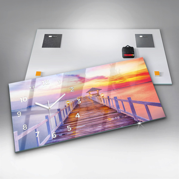 Vízszintes üvegóra Este a híd a kikötőben