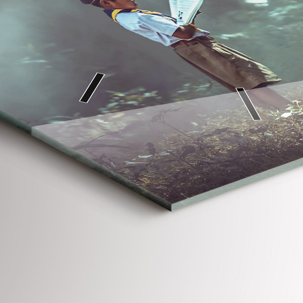 Vízszintes üvegóra Egy fiú könyvet olvas