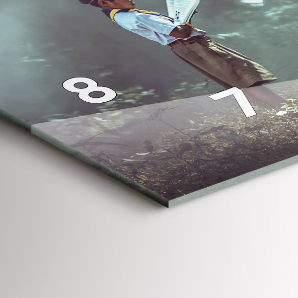 Vízszintes üvegóra Egy fiú könyvet olvas