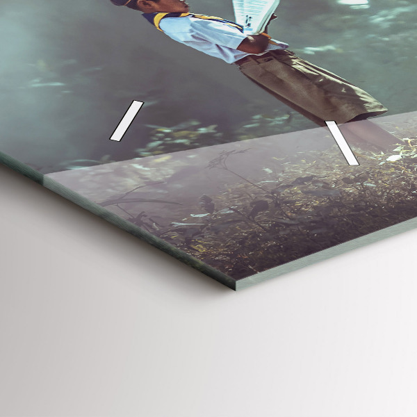 Vízszintes üvegóra Egy fiú könyvet olvas