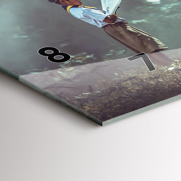 Vízszintes üvegóra Egy fiú könyvet olvas