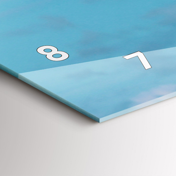 Vízszintes üvegóra Magas zsiráf az ég ellen