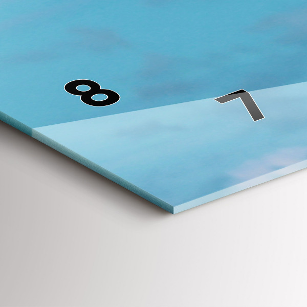 Vízszintes üvegóra Magas zsiráf az ég ellen