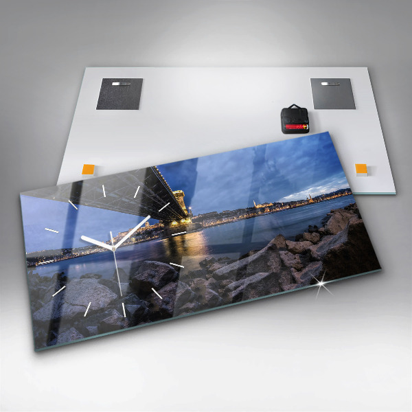 Vízszintes üvegóra Sziklás part a híd alatt