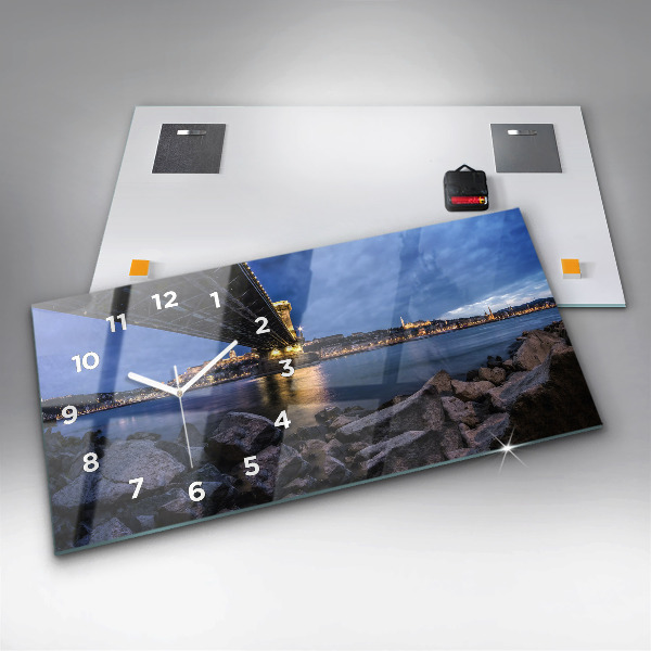 Vízszintes üvegóra Sziklás part a híd alatt