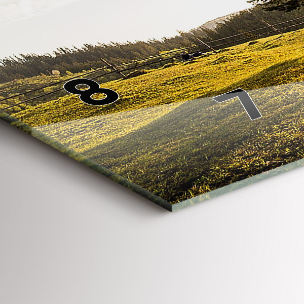 Vízszintes üvegóra Egy fa a dombon