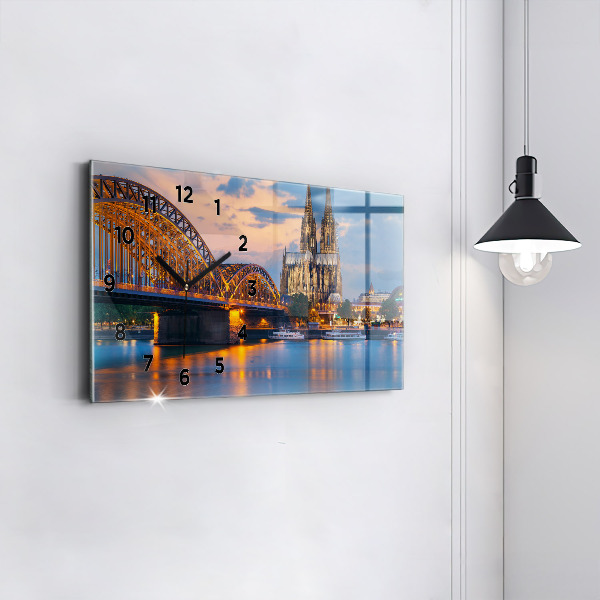 Vízszintes üvegóra Kilátás a városházára