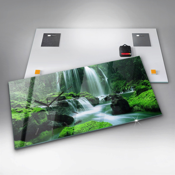 Vízszintes üvegóra Vízesés a moha között