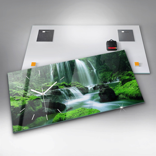 Vízszintes üvegóra Vízesés a moha között