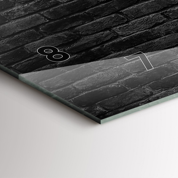 Vízszintes üvegóra Sötét téglafal