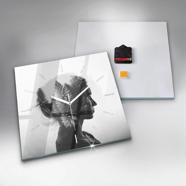 Szögletes fali üvegóra Egy nő portréja