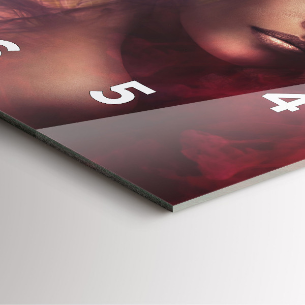 Szögletes fali üvegóra Egy nő portréja