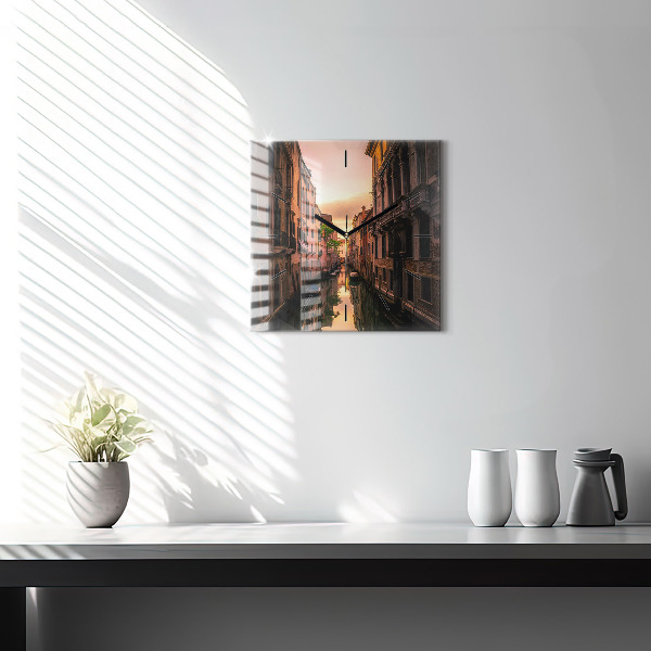 Szögletes fali üvegóra Kilátás a csatornára a városban