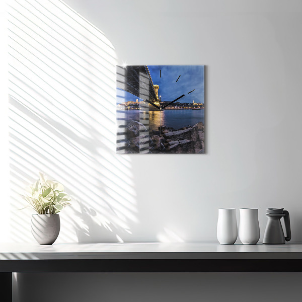 Szögletes fali üvegóra Sziklás part a híd alatt