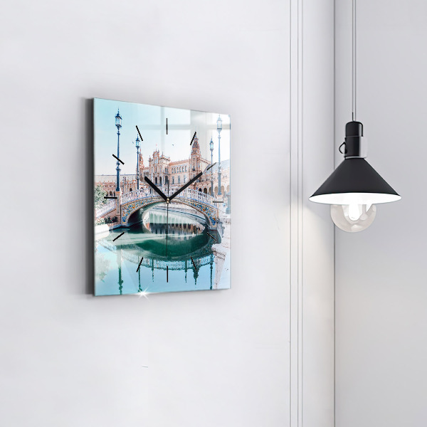 Szögletes fali üvegóra Plaza de Espana Sevillában